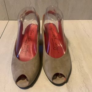 Pas de Rouge Women's Suede Millie Peep Toe Tan Heels Size 6